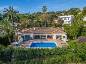 Villa Casa La Concha - Luxury 6 bedroom Villa in Marbella, Beautiful Mountain View, Heated Swimming Pool, 15min walk to Puerto Banus Beaches, Sleeps up to 12